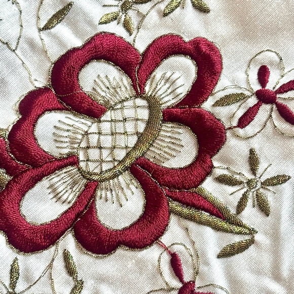 Vintage floral embroidered cream round tablecloth gold accent fringed 71.5” - Picture 2 of 9